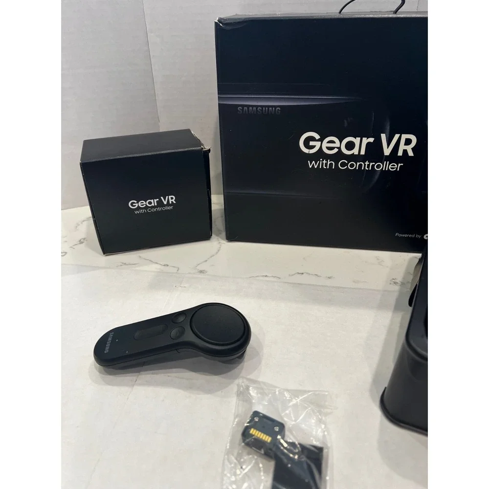 Samsung Gear‎ VR with Controller Powered by Oculus SM-R324 New Open Box